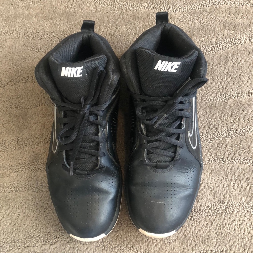 Nike Boys Team Hustle D6 599187-001 Black Basketball Sneakers Size 7 Youth 2014